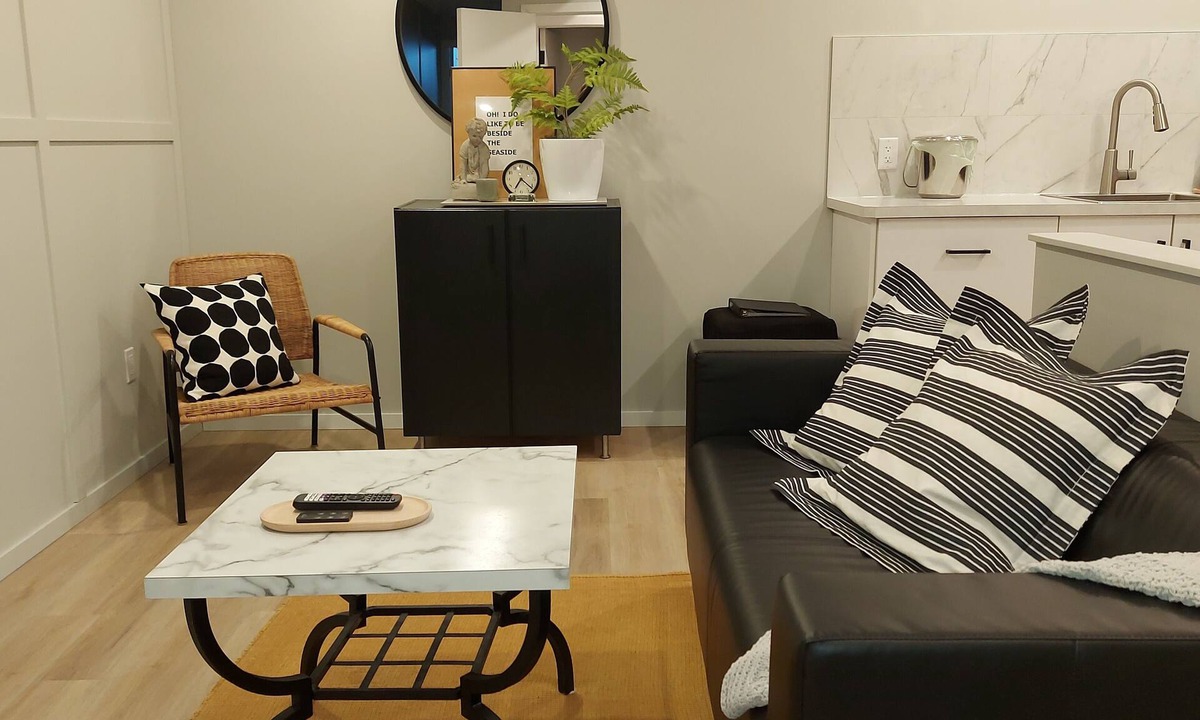 Saskatoon House | Relax on 4th!nBrand new, meticulously clean suite in perfect location!