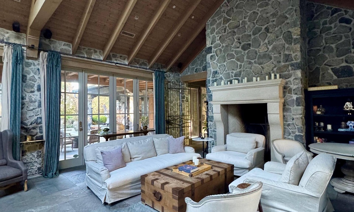 Kerrisdale House | Relax, unwind, and feel at home. Your perfect vacation getaway awaits!