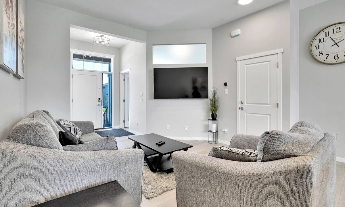Southeast Calgary House | Remote Work Ready-2/Kitchens-2/AC/Lake Access/Near South Health Campus/Games