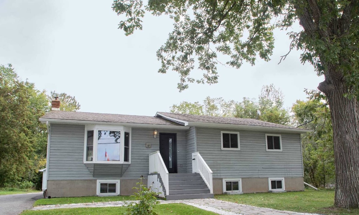 Bobcaygeon House | Renovated open concept family sized Home with game room and fire pit in backyard