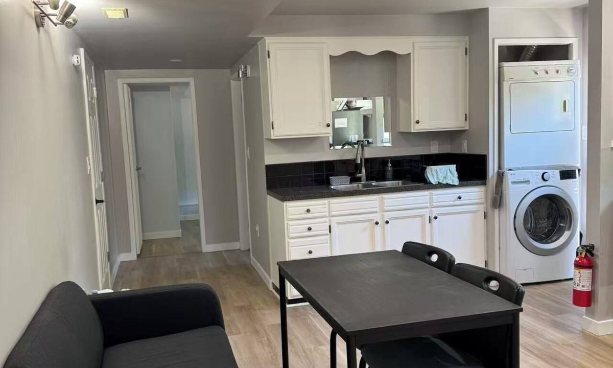 Gordon Head Bed & Breakfast | Renovated Suite 6 Minutes to UVIC and Beach – Modern Comforts & Pet-Friendly