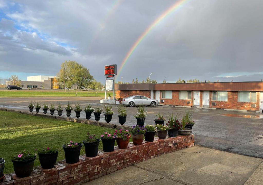 Three Hills Hotel | Rest Easy Motel