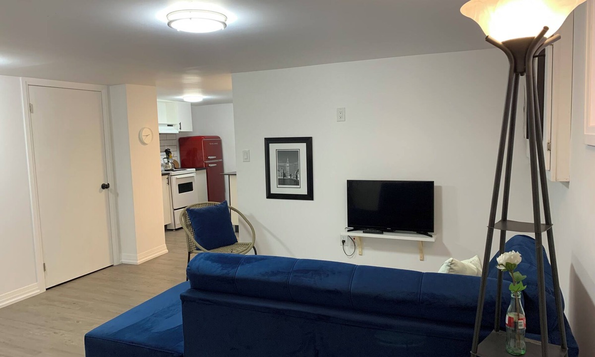 Merritton Apartment | Retro Style 1 Bedroom Apartment. Perfect Short/Extended Vacation/Work Contract