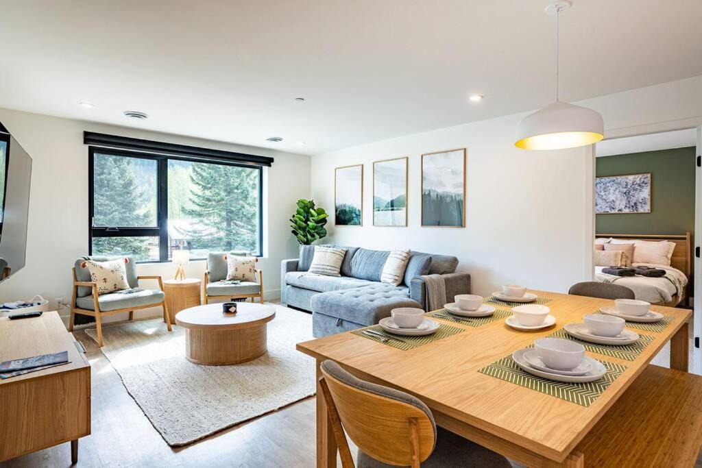 Revelstoke House | Revy Bliss - Dazzling Condo in the Mountains
