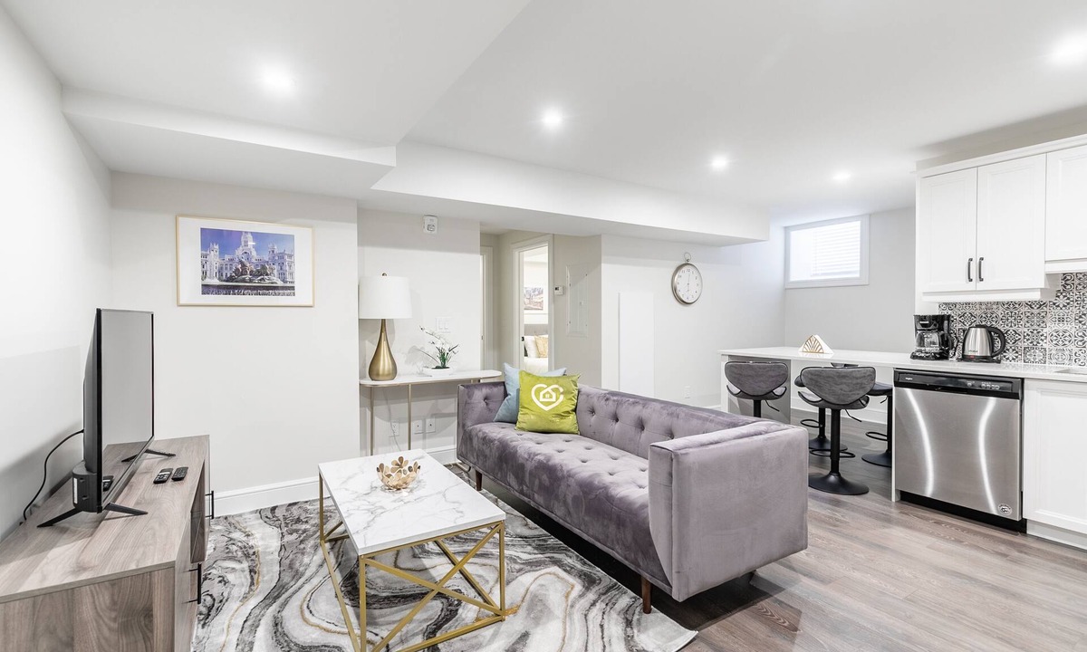 Smiths Falls Apartment | Rideau Comfort 2BD 1BA Apartment. Free parking