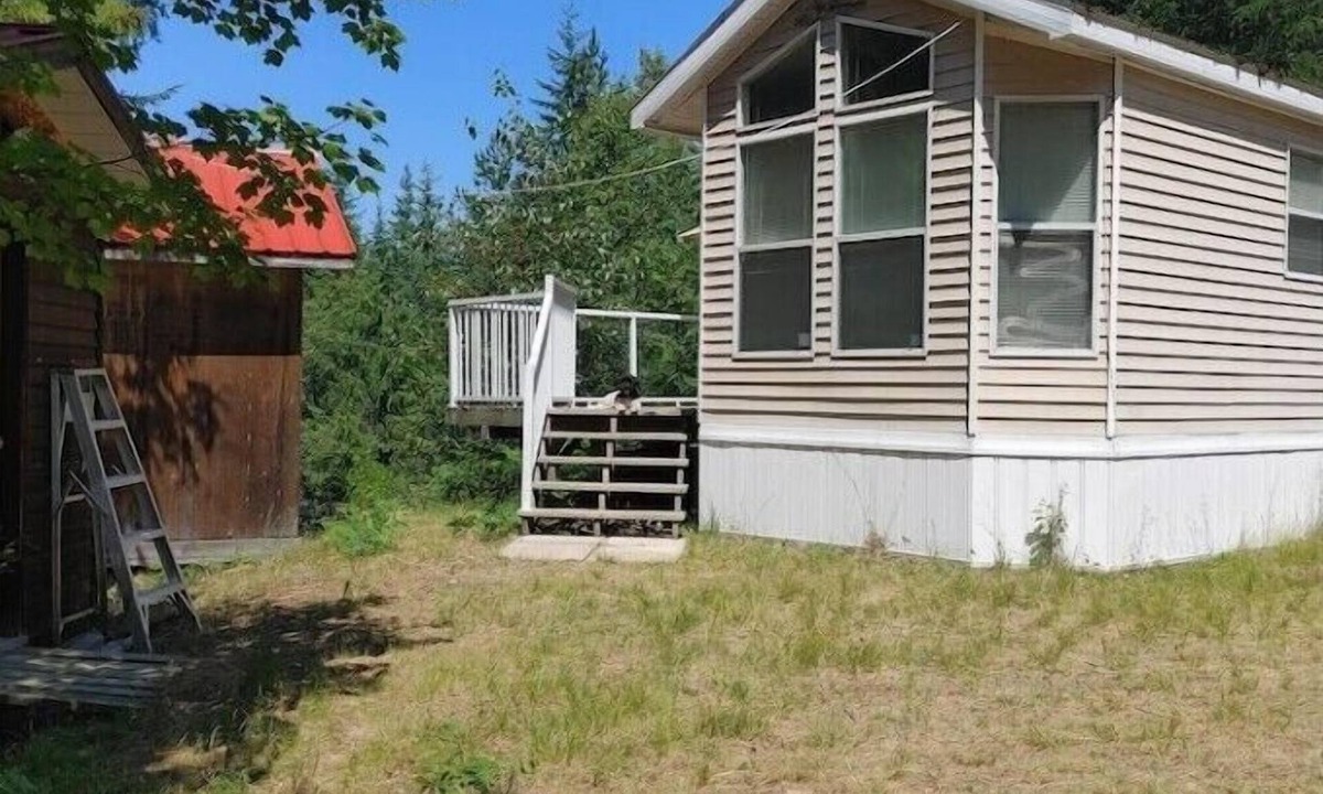 Riondel House | Riondel Lake view guest cottagen