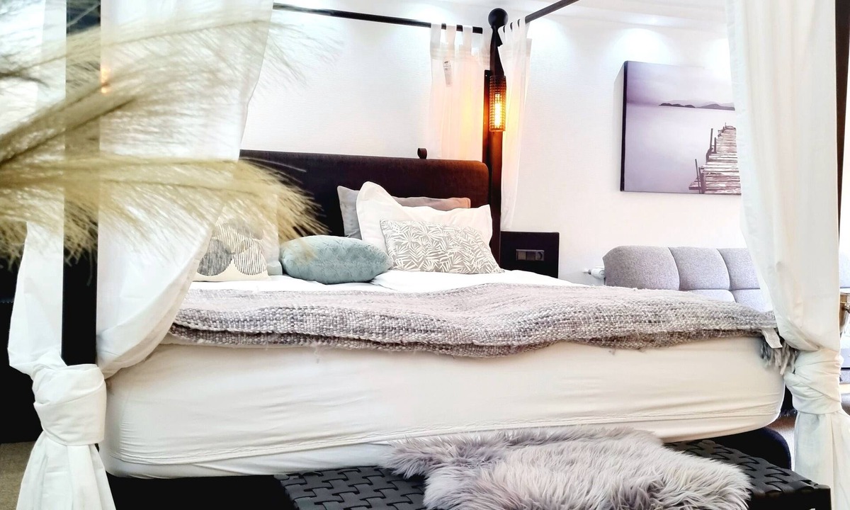 Kastrup Apartment | Romantic Neptun Studio-apartment with canopy-bed and green terrace.