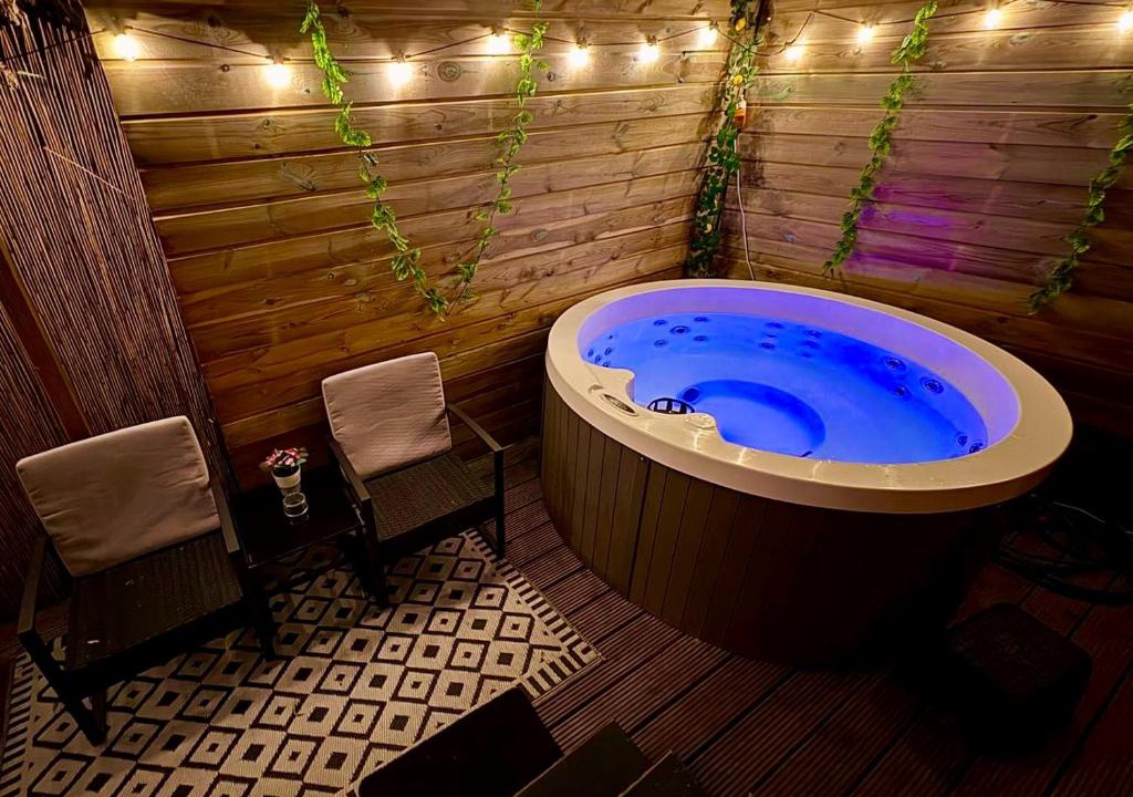 Vijfhuizen Ski Chalet | Romantic Tiny House with Private Jacuzzi and Garden between Amsterdam Haarlem and Schiphol Airport
