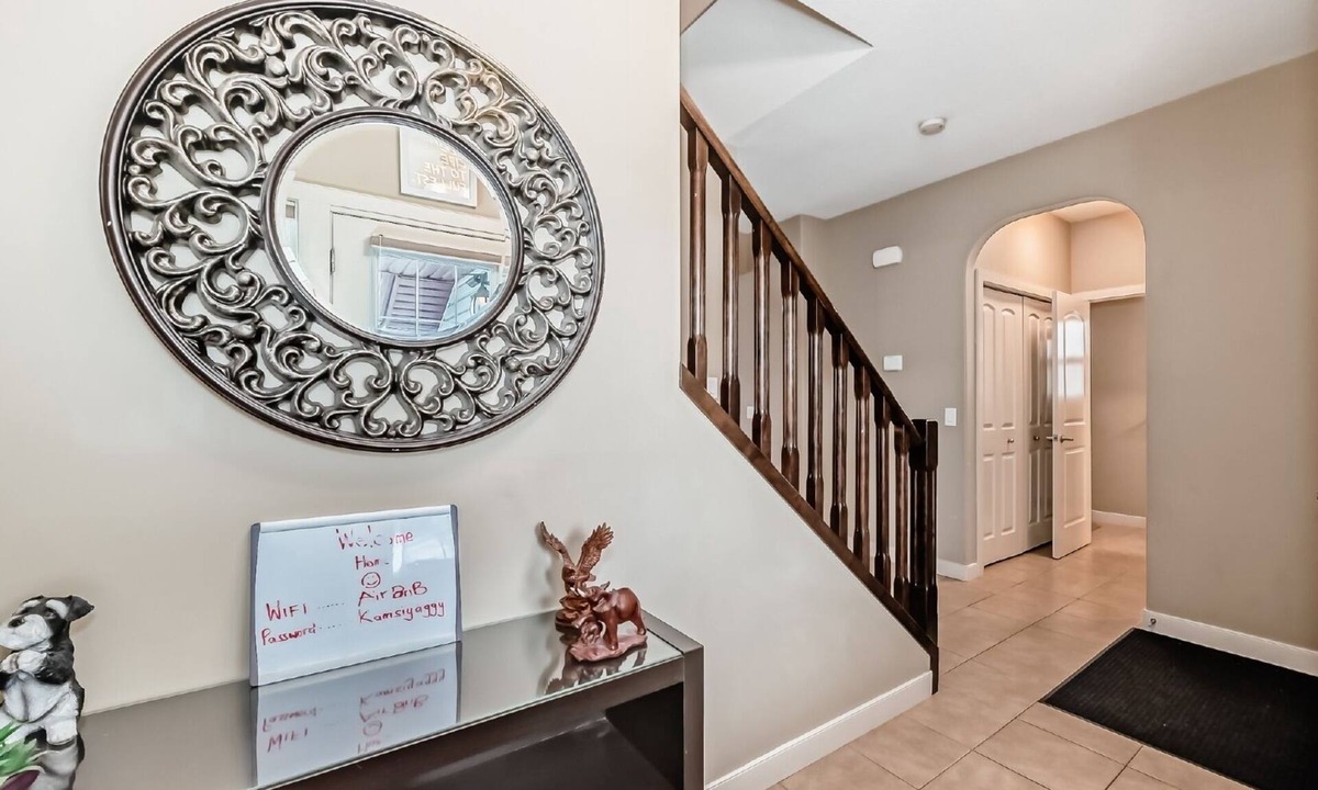 Southwest Calgary House | Rome, Sweet Home. Spacious 4 Bedroom Single detached house - 60 mins to Banff.