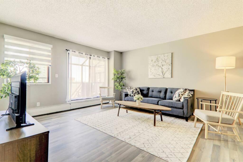 Beltline Apartment | Roomy Top Floor at Stampede w Free Parking and AC