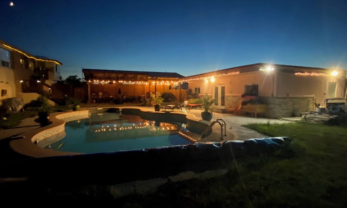 Lincoln Bed & Breakfast | Royal B&B #2-Poolhouse w/Kitchen & Private Bath @Royal DeMaria Winery