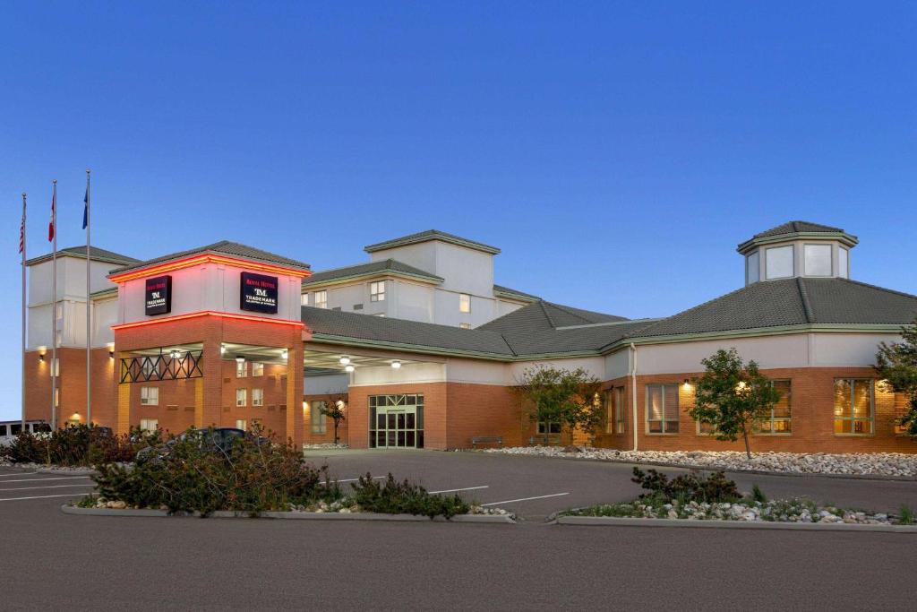 Leduc Hotel | Royal Hotel Edmonton Airport Trademark Collection By Wyndham
