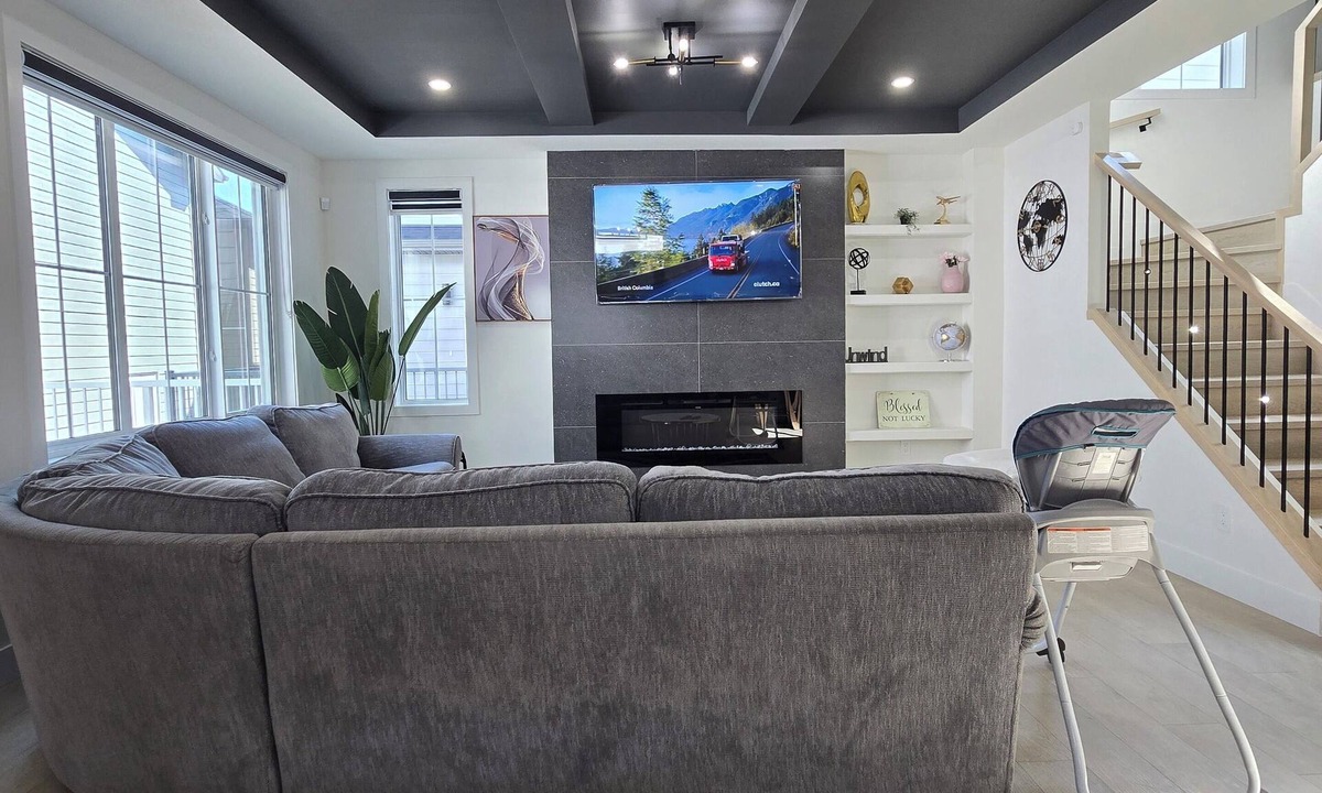 Southwest Edmonton House | Royal Palace-Luxurious Guest Lodge 5 Bedrooms 2 living rooms, 3.5 bathrooms.