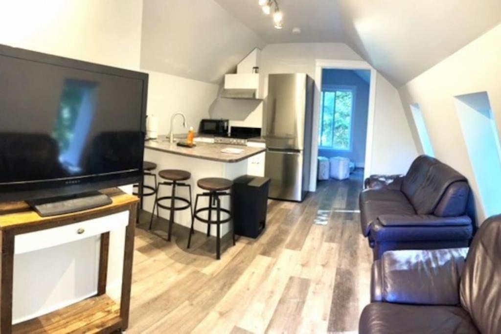 Shawnigan Lake House | Rustic 1-Bedroom farm style loft with fire pit