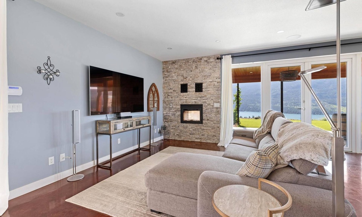 Vernon House | Rustic Oasis Lakeview with Hot Tub (Pet Friendly!)