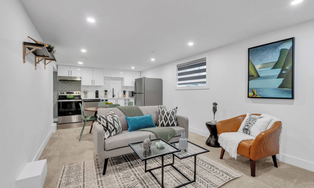 Killarney House | "Safari" Renovated & Upgraded 2 bed lower suite