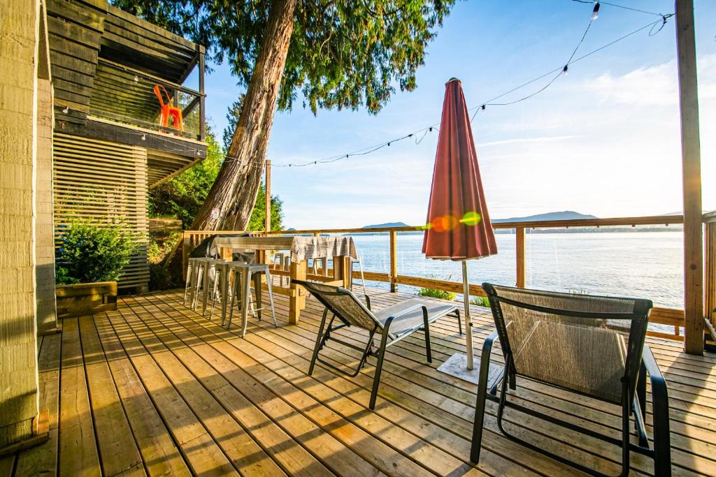 Vancouver House | SALT COTTAGE Waterfront Guest House with Superb Views