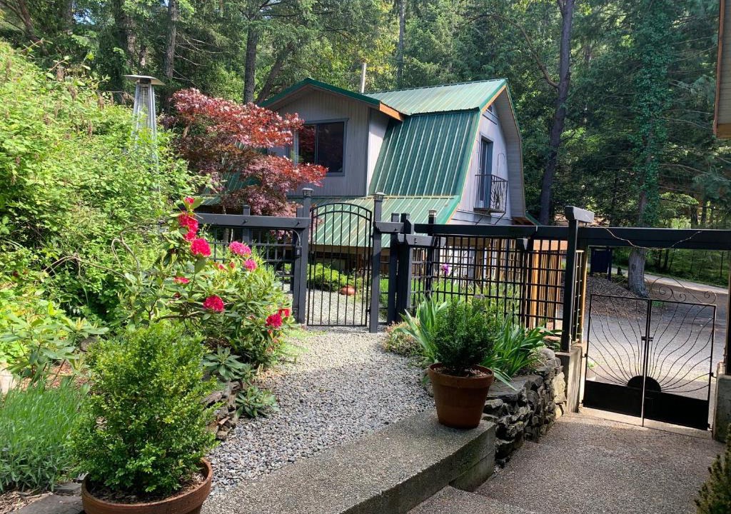 Salt Spring Island Bed & Breakfast | Salt Spring Carriage House B&B