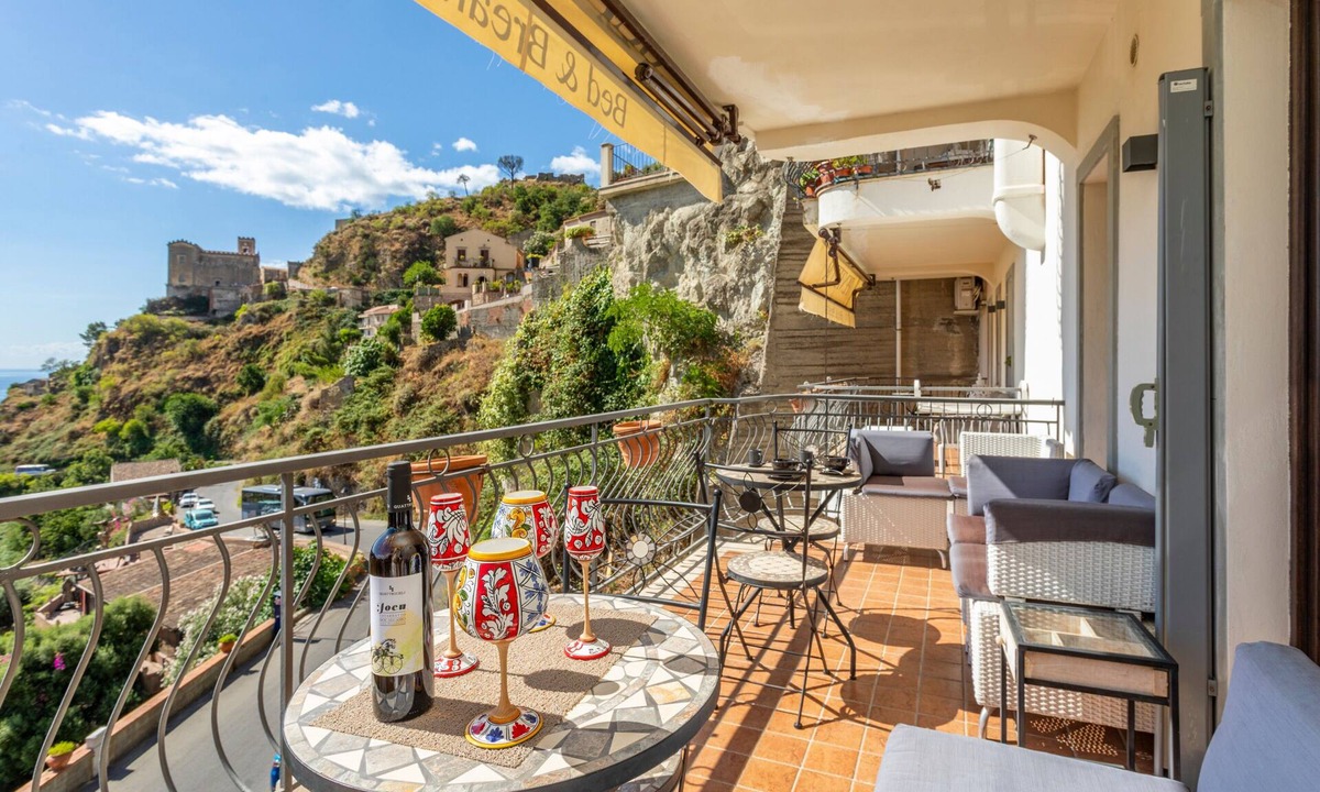Savoca Apartment | 'Sambuco Junior Suite' Room with Private Balcony, Sea View, Wi-Fi and Air Conditioning