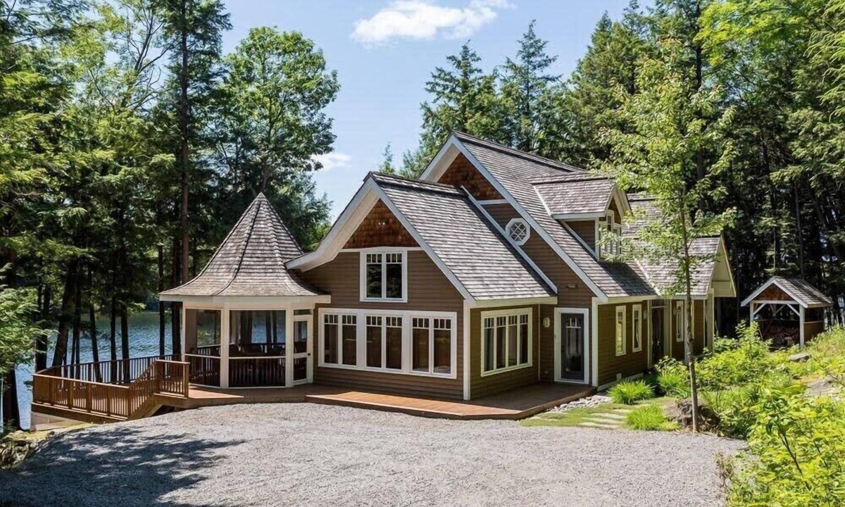 Muskoka Lakes House | Sandy Shores on Lake Joe