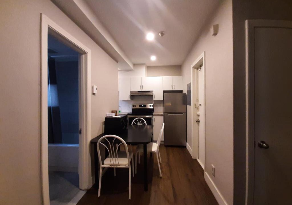 Cote-Des-Neiges—Notre-Dame-De-Grace Apartment | Sanitized renovated close to subway and 24 hrs services