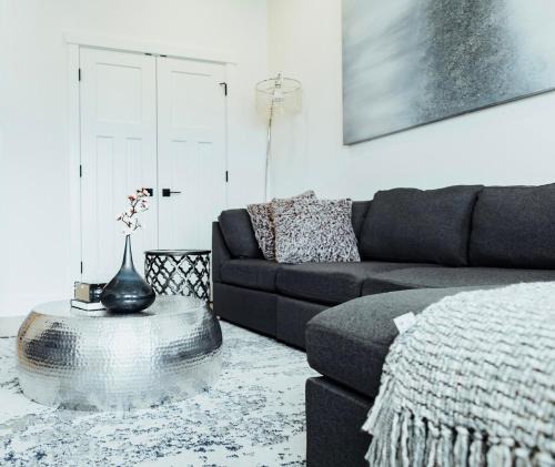 Kamloops House | Sapphire Lux Queen Suite