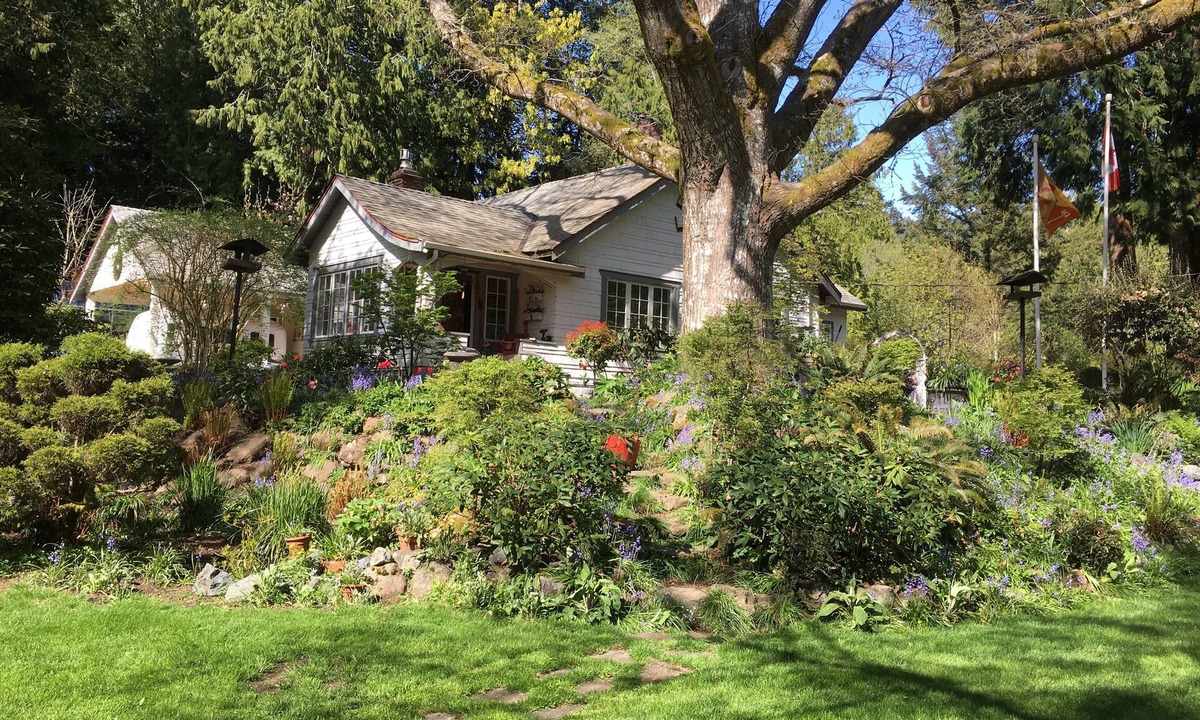 Sooke House | Scarlet Oak - New to Vrbo. 1 bedroom suite, walk out, in a heritage country home