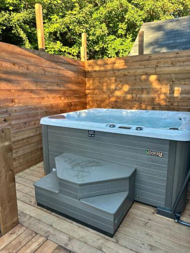 Quidi Vidi House | Scenic Bliss In Quidi Vidi Sleep4 New Hot Tub