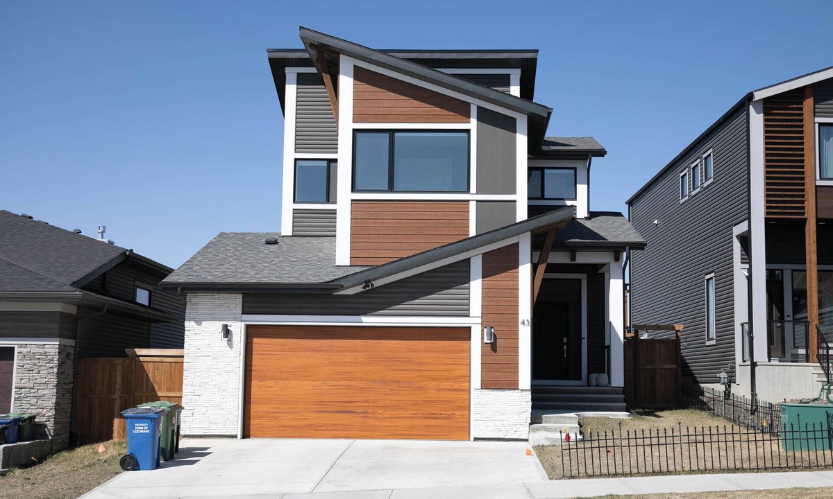 Cochrane House | Scenic Cochrane Family Home