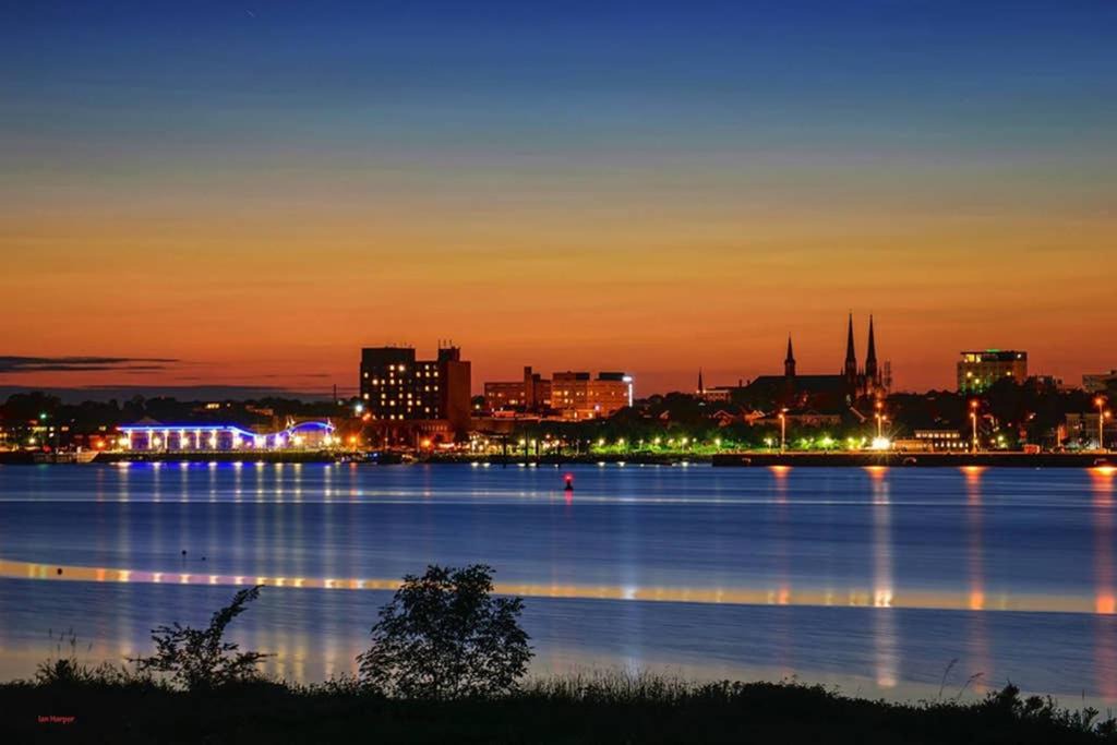 Stratford Apartment | Scenic Harbour View House Waterfront