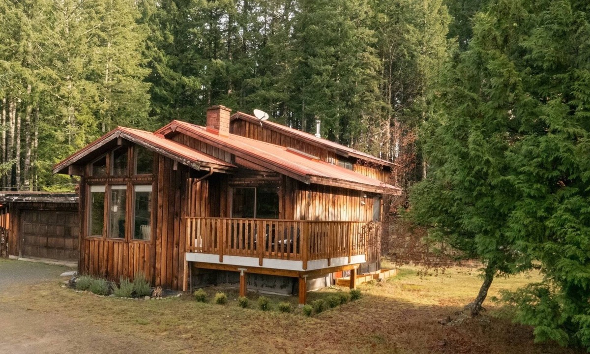 Courtenay House | Seal Bay Guest House: Cozy comfort, trails to explore, and space to relax.