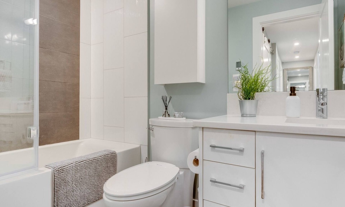 Brentwood Bay Apartment | Seas the Bay Oceanview Suite