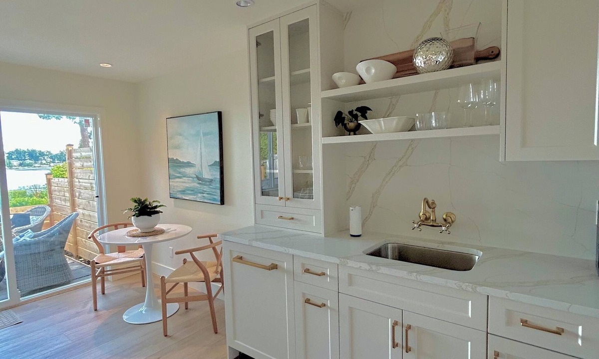 Sidney House | Seaside Haven Oceanfront Suite - Private Hot Tub