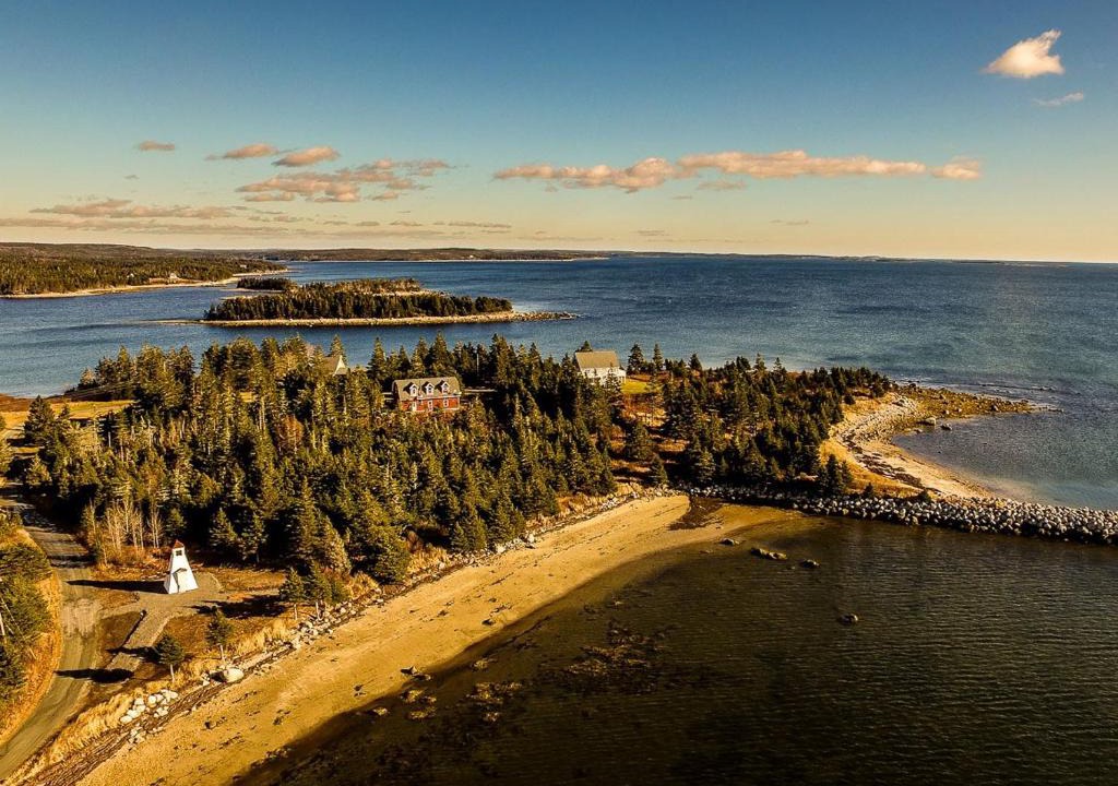 Larry's River Hotel | Seawind Landing Country Inn