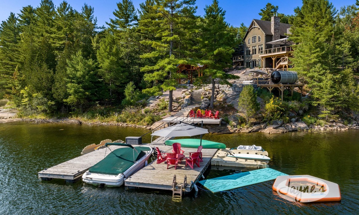 Carling Cottage | Sensational Georgian Bay Cottage 6 Bdrms, 5 with Ensuites! Hot Tub! AC!