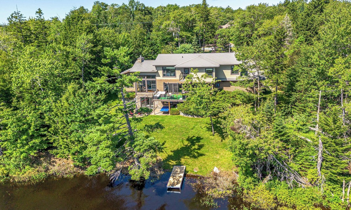 Hammonds Plains Villa | Serene modern Lakehouse on Golf Course
