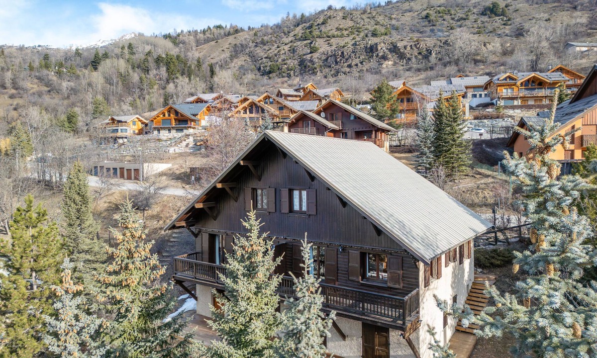 Chantemerle Ski Chalet | Serre chevalier Large apartment with fireplace in family chalet