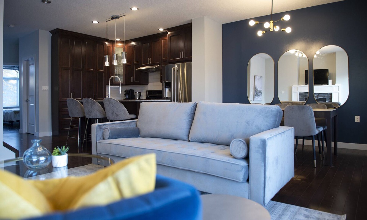 Northwest Edmonton House | Seventh Heaven|Walk to Shops|WEM and Downtown|