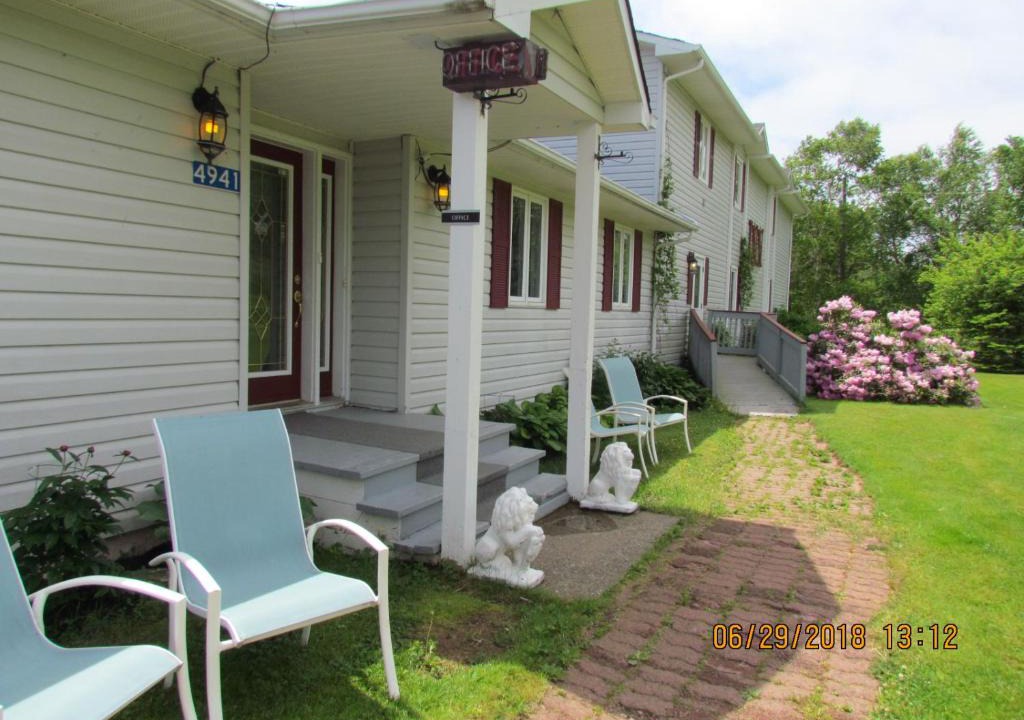 Curryville Hotel | Shepody Bay Inn