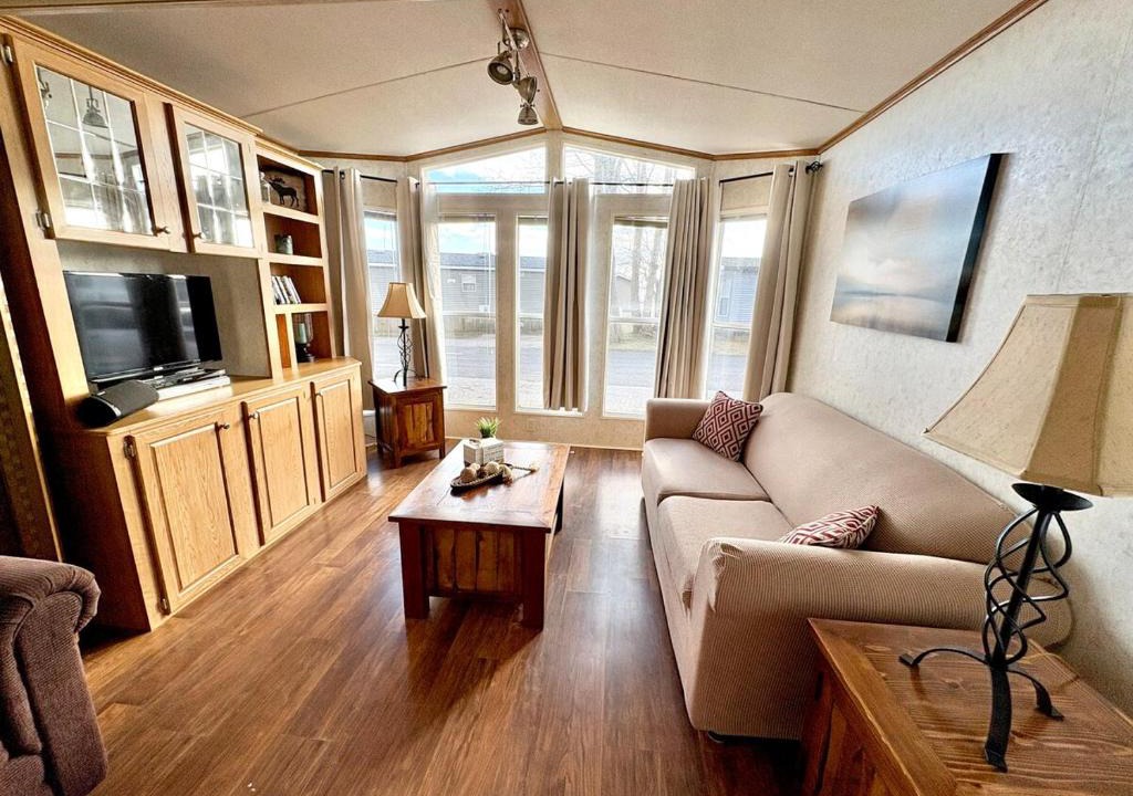 Sherkston House | Sherkston Shores Retreat, Sleeps 6, Walk to the beach, Firepit