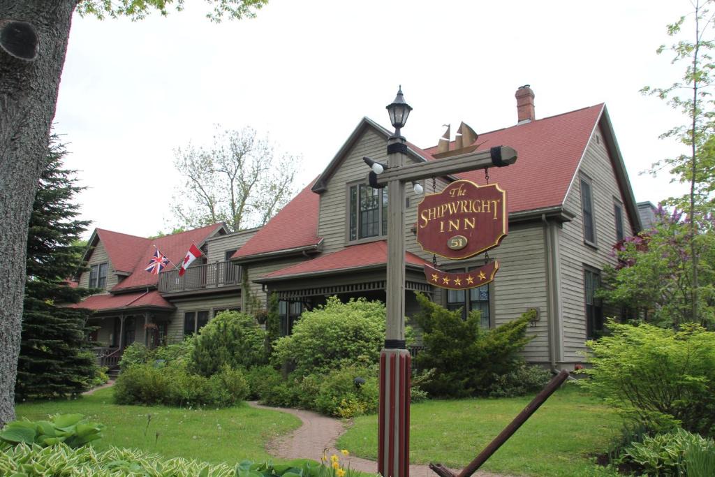 Queens Square Bed & Breakfast | Shipwright Inn