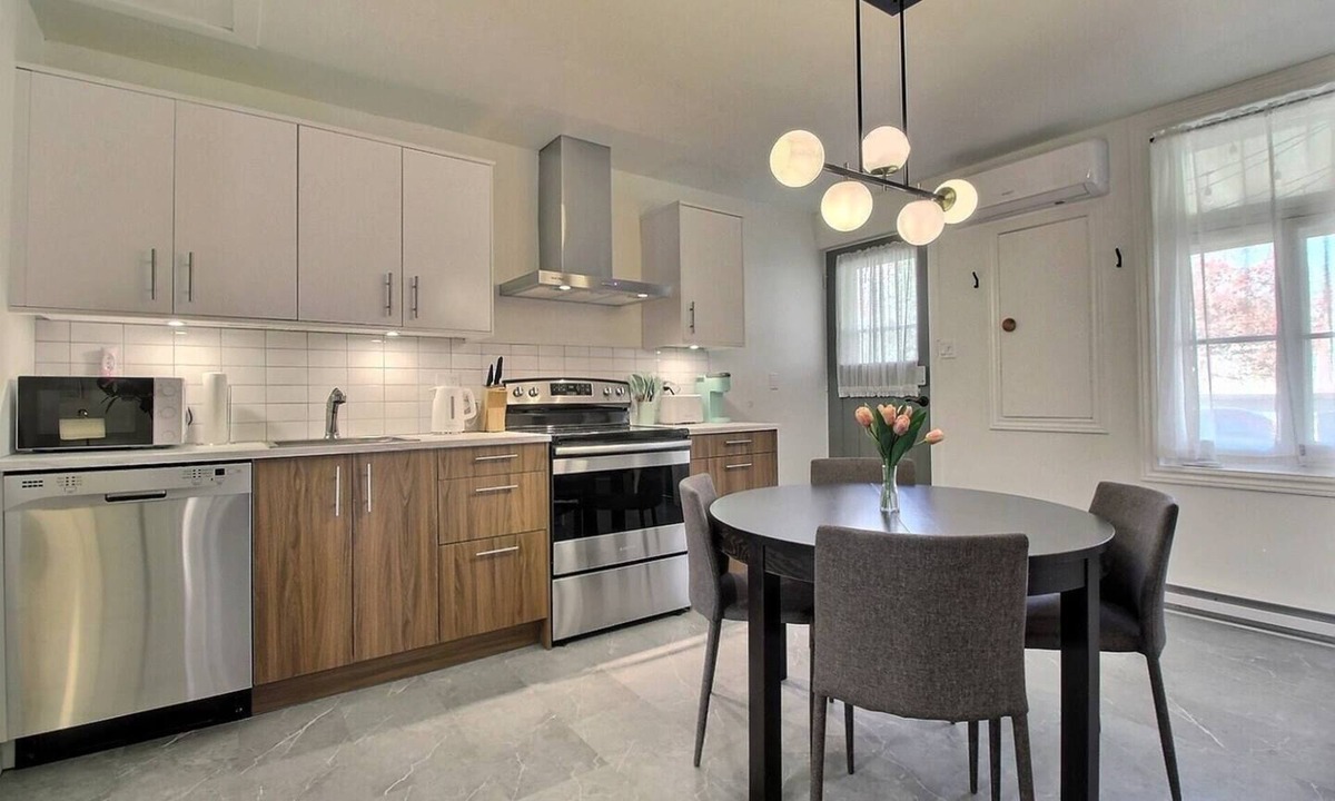 Sainte-Foy-Sillery-Cap-Rouge Apartment | Sillons de Maguire modern renovated apartment with parking