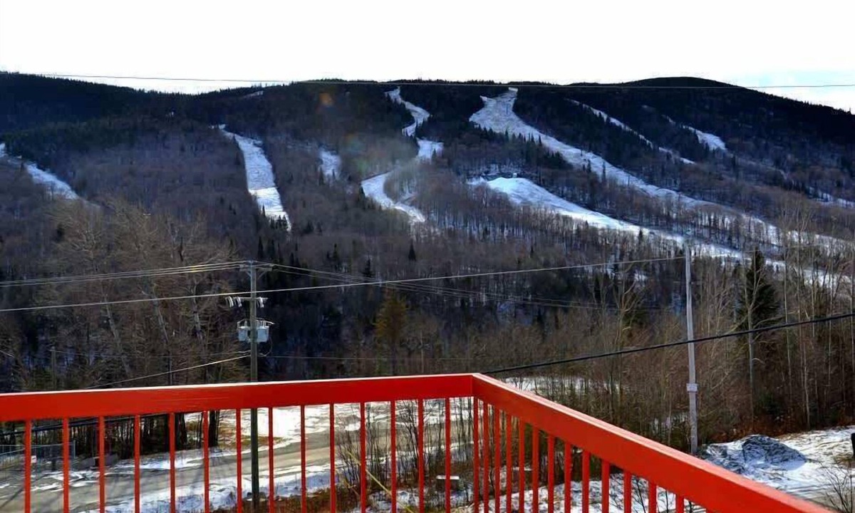 Notre-Dame-Auxiliatrice-de-Buckland Apartment | Ski Condo - Mont du Midi 56