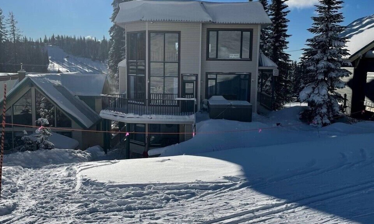 Silver Star Mountain House | Ski-in/out Silver Star home to Nordic trail & 100 m to Alpine Meadows chairlift!