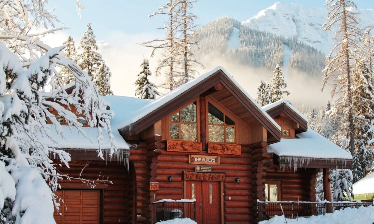 East Kootenay Ski Chalet | Ski In/Out to your Hot Tub. Pool Table