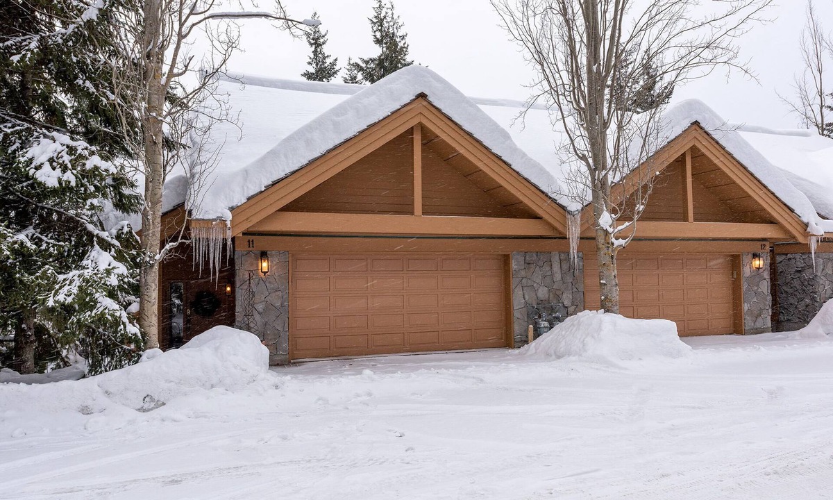 Whistler Village House | Ski-In/Ski-Out Access | Luxury 5BR | Renovated 2025 | Hot Tub | Garage | Managed by Aloha Whistler