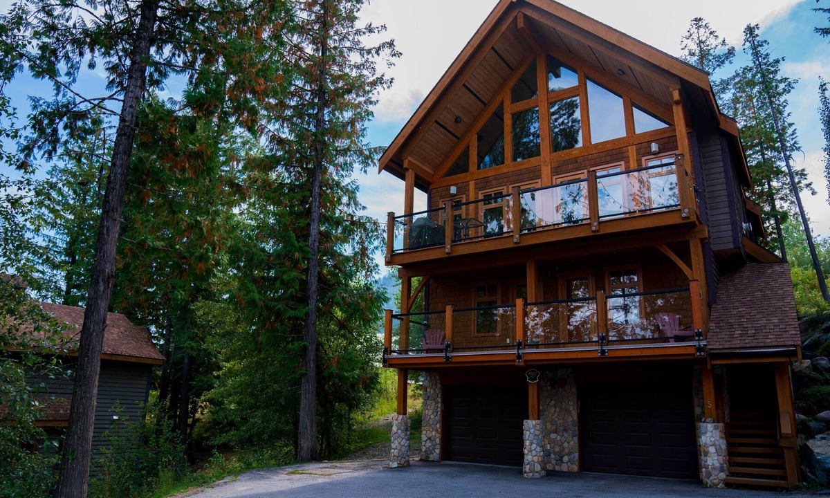 Rossland Apartment | Ski In, Ski Out Awesomeness!
