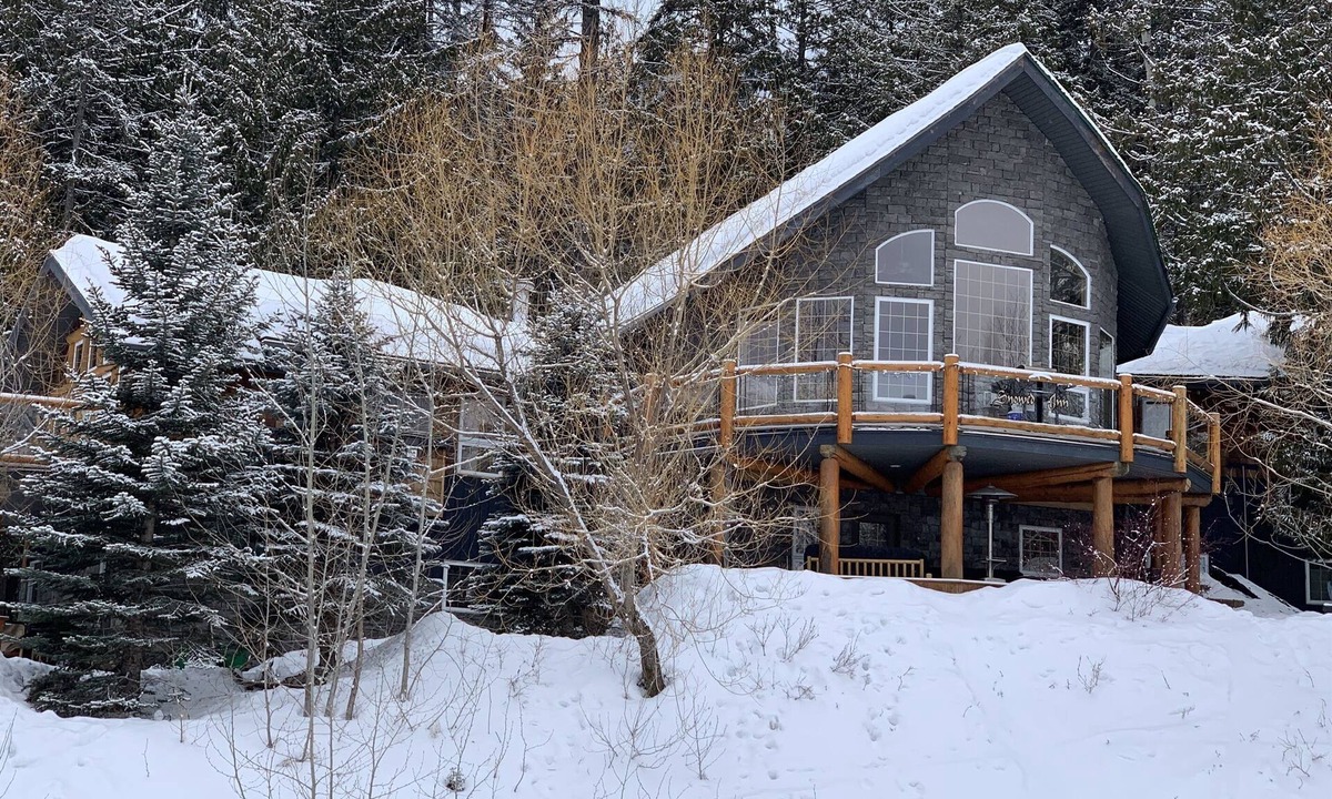 East Kootenay Ski Chalet | Ski Right to your Doorstep | True Ski In/Out | Swim Spa & Steam Room