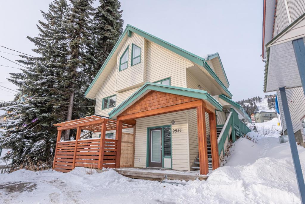 Silver Star Mountain Ski Chalet | SkiMore Properties