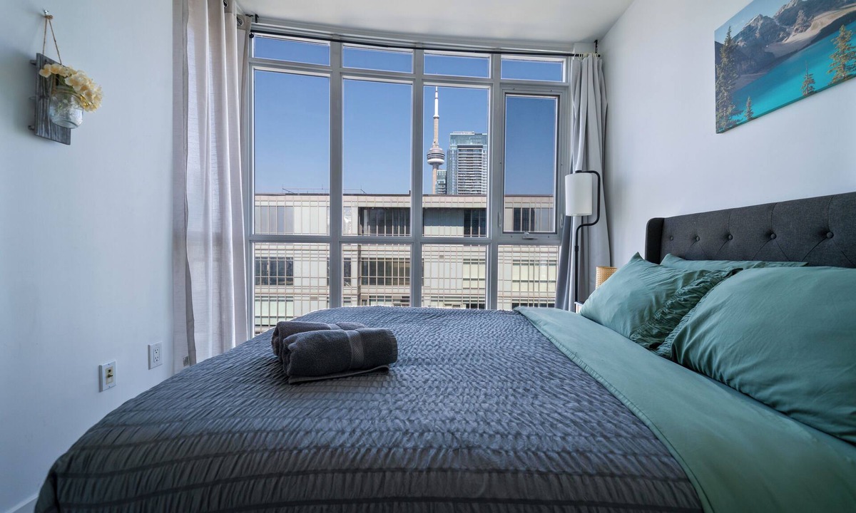 Wellington Place Apartment | Sky Living : Awesome Lake and City View, Park Free